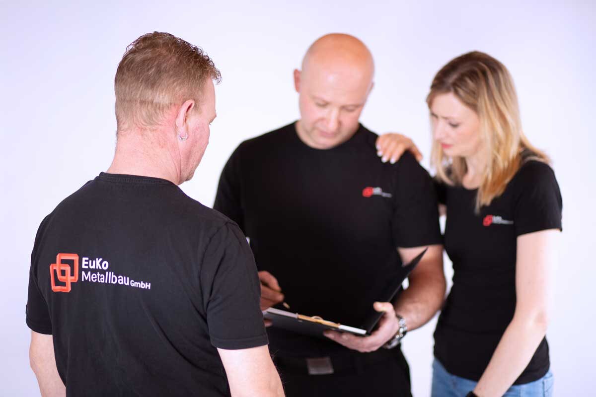 Das Team der EuKo Metallbau GmbH in Arbeitskleidung mit Firmenlogo