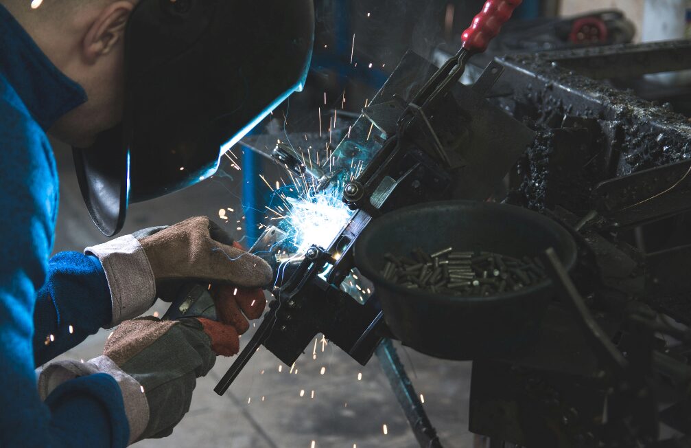 Reparatur eines Metallbauteils durch EuKo Metallbau